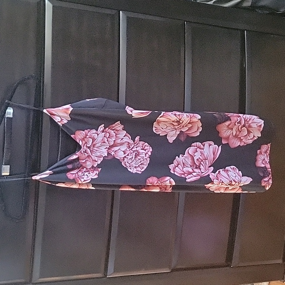 Cute strappy windsor floral dress says three x , but doubtful , it's junior size